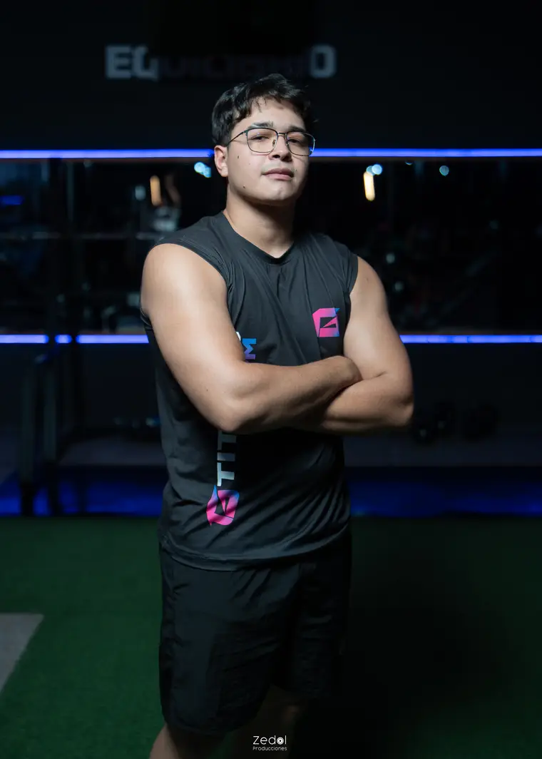 Diego Rodríguez, del equipo de Titanes Gym, con el uniforme negro del gimnasio