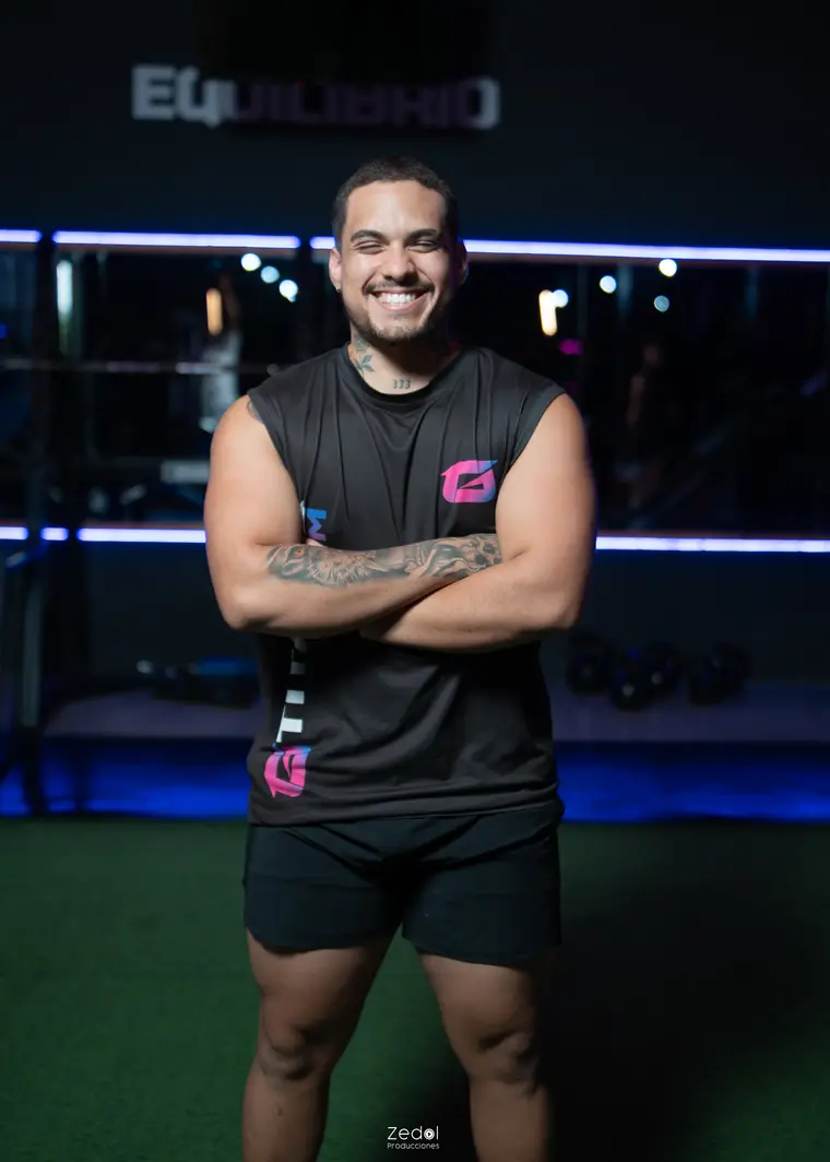 Gabriel Oliveros, del equipo de Titanes Gym, con el uniforme negro del gimnasio