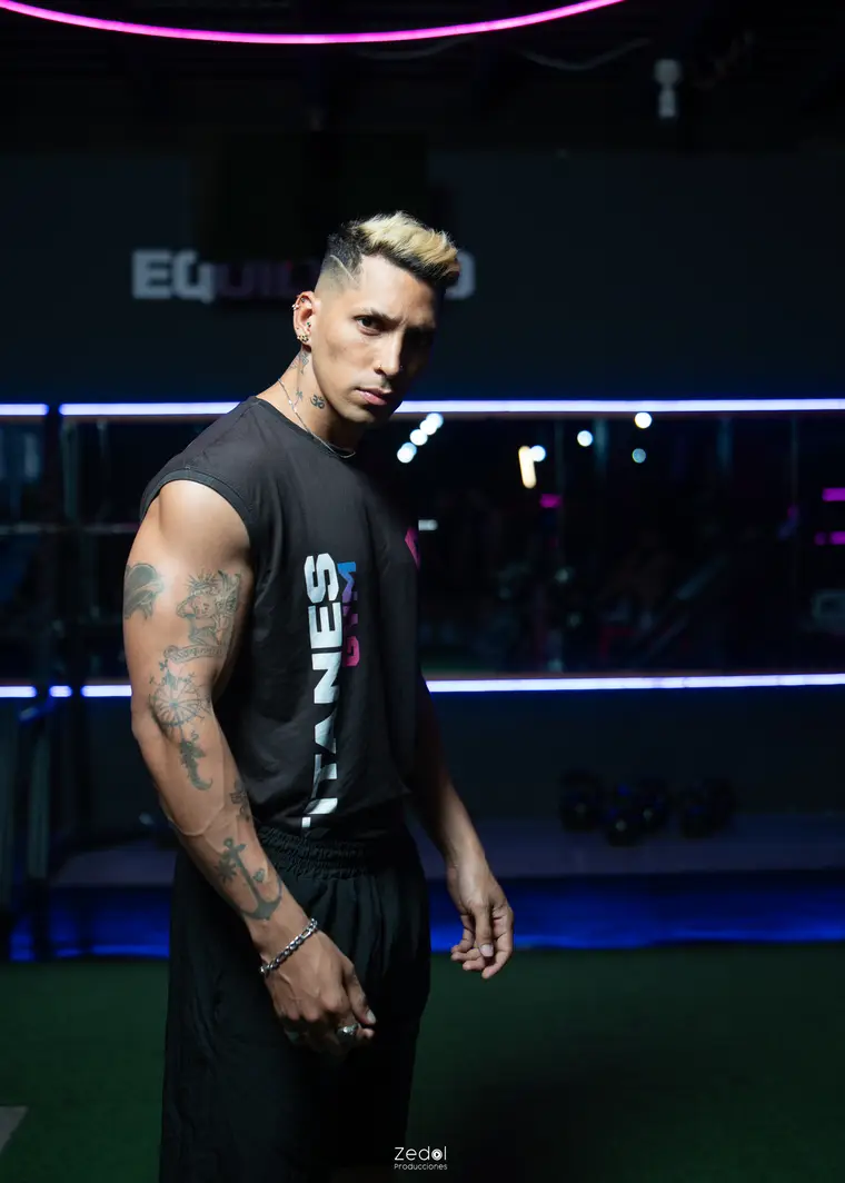 Jens Molina, del equipo de Titanes Gym, con el uniforme negro del gimnasio