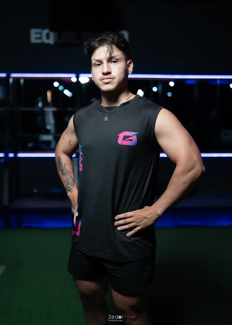 Jhonkleiver Calderón, del equipo de Titanes Gym, con el uniforme negro del gimnasio