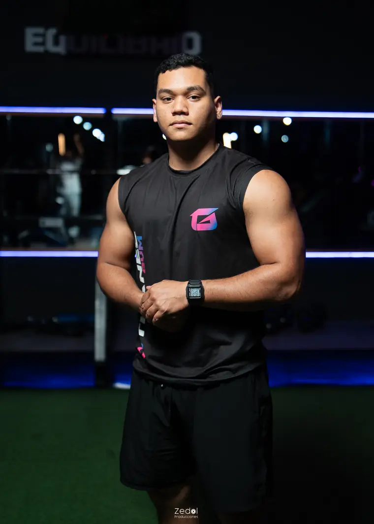 Leomar Peña, del equipo de Titanes Gym, con el uniforme negro del gimnasio